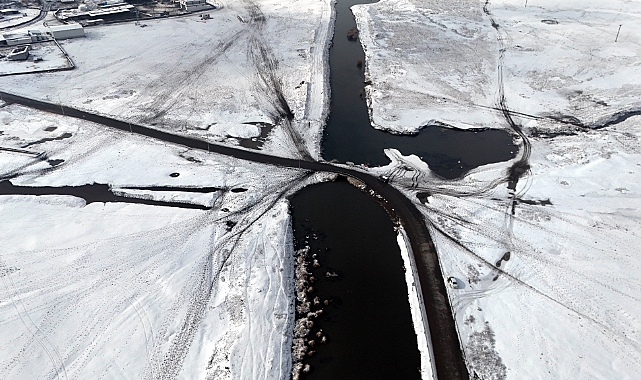 Mandaların sağım güzergahındaki göl buz tuttu