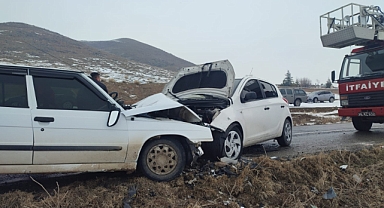 Öğretmenlerin içinde bulunduğu iki otomobil çarpıştı: 5 yaralı