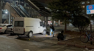 Önce kıyafetlerine laf etti, sonra bıçakladı: 3 yaralı