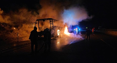 Otoyolda 39 yolcusu bulunan otobüs alev alev yandı