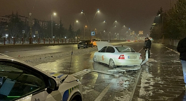 Pert olan otomobilden burnu kanamadan çıktı