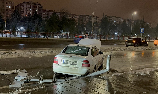 Pert olan otomobilden burnu kanamadan çıktı
