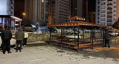 Şiddetli rüzgar, söktüğü kameriyeyi bozmadan yola kondurdu