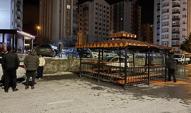 Şiddetli rüzgar, söktüğü kameriyeyi bozmadan yola kondurdu