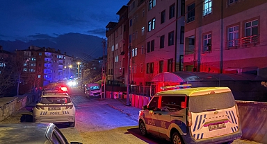 Tartıştığı erkek arkadaşını banyoda bıçaklayarak öldürdü