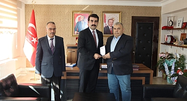 Tomarza’da vergi dairesi bünyesinde 41 yıl görev yapan memura kaymakamdan plaket