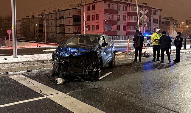 Yük treniyle çarpışan SUV aracın sürücüsü yara almadan kurtuldu