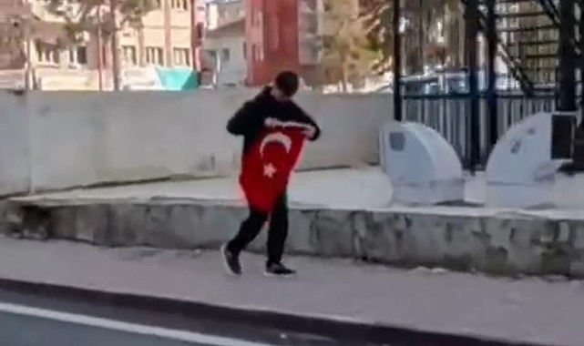 14 yaşındaki Dursun Berk'in Türk bayrağına saygısı duygulandırdı