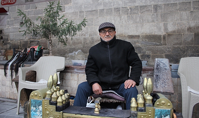Babasının yanında başladığı ayakkabı boyacılığını 35 yıldır yapıyor