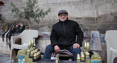 Babasının yanında başladığı ayakkabı boyacılığını 35 yıldır yapıyor