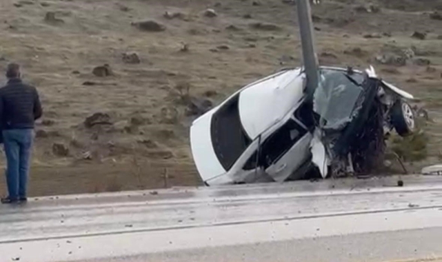 Direğe çarpan otomobil ikiye katlandı: 1 yaralı