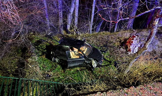 Ehliyetsiz sürücü 5 metrelik bahçe duvarından uçtu: 1 yaralı