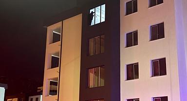 İnşaatın çatısına çıkan şahsı polis ikna etti