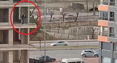 İntihar girişiminde bulunan şahıs, ikna etmeye çalışanlara taş fırlattı