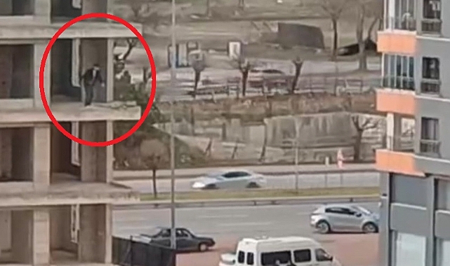 İntihar girişiminde bulunan şahıs, ikna etmeye çalışanlara taş fırlattı