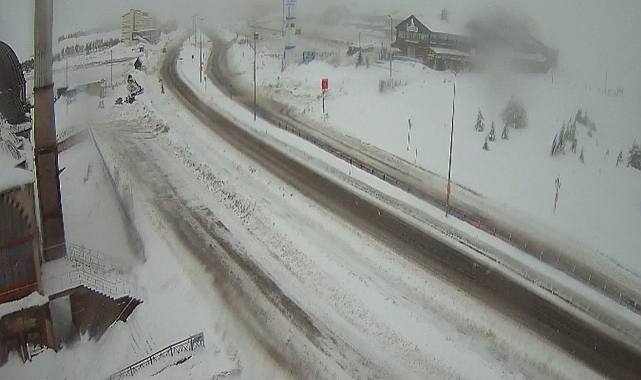 Kar yağışı nedeniyle Erciyes yolu araç trafiğine kapatıldı