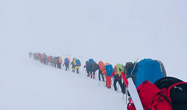 Kayseri’de 120 dağcı Erciyes’in 3 bin 600 rakımına tırmandı