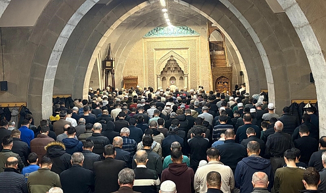 Kayserili vatandaşlar Berat Kandilinde camileri doldurdu 