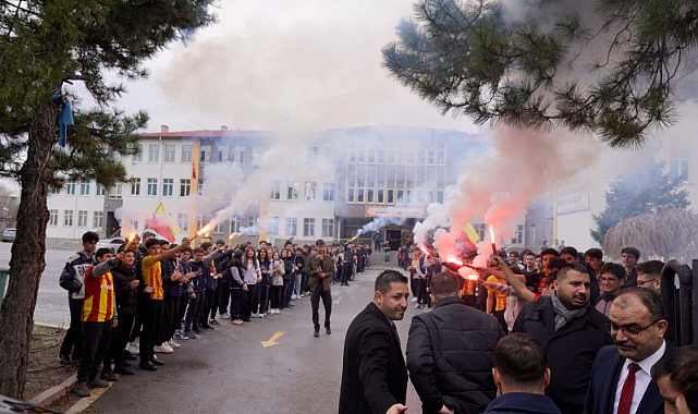 Kayserisporlu futbolcular öğrencilerle buluştu