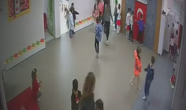 Minik öğrencilerin bayrak hassasiyeti duygulandırdı