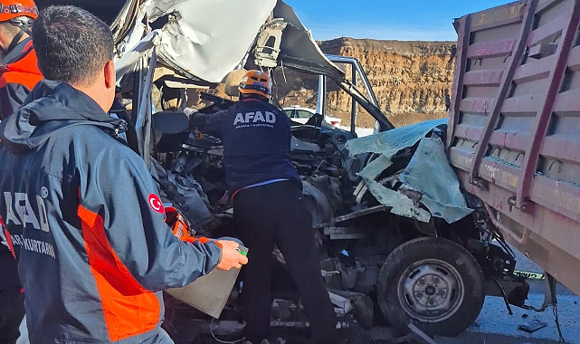 Öğrenci servisi ile TIR çarpıştı: 1 ölü, 7 yaralı