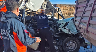 Öğrenci servisi ile TIR çarpıştı: 1 ölü, 7 yaralı