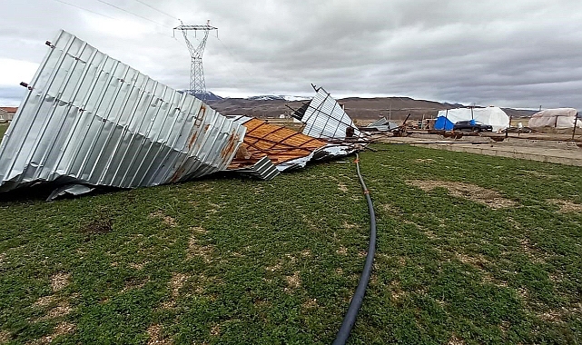 Şiddetli rüzgar ahırın çatısını uçurdu