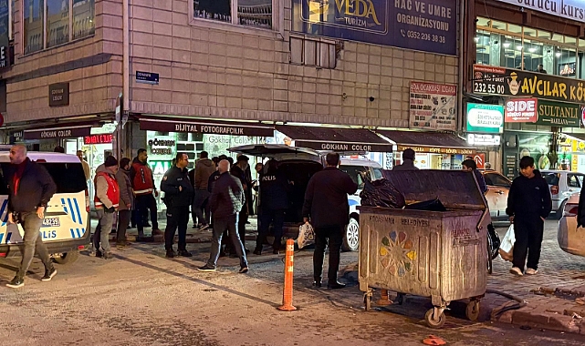 Taksi durağında bıçaklı kavga: 1 yaralı