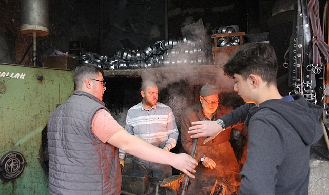 Üç kuşak aynı dükkanda demir dövüyor