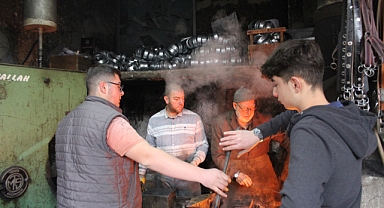 Üç kuşak aynı dükkanda demir dövüyor