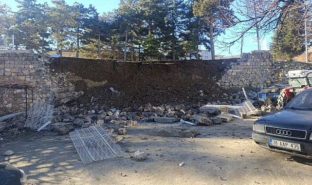 Yahyalı’da istinat duvarı çöktü