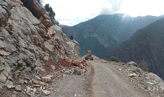 Yahyalı'da sel ve heyelan sonucu kapanan yollar açıldı