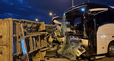 Yolcu otobüsü ile kamyonet çarpıştı: 5 yaralı