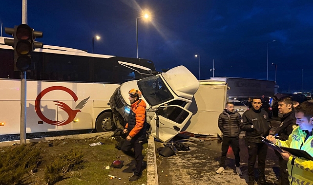 Yolcu otobüsü ile kamyonet çarpıştı: 5 yaralı