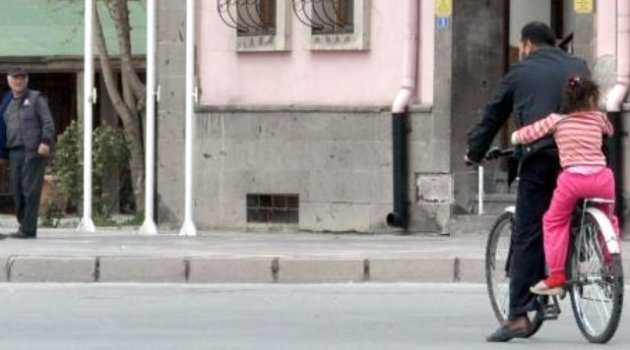 Bisikletle Tehlikeli Yolculuk