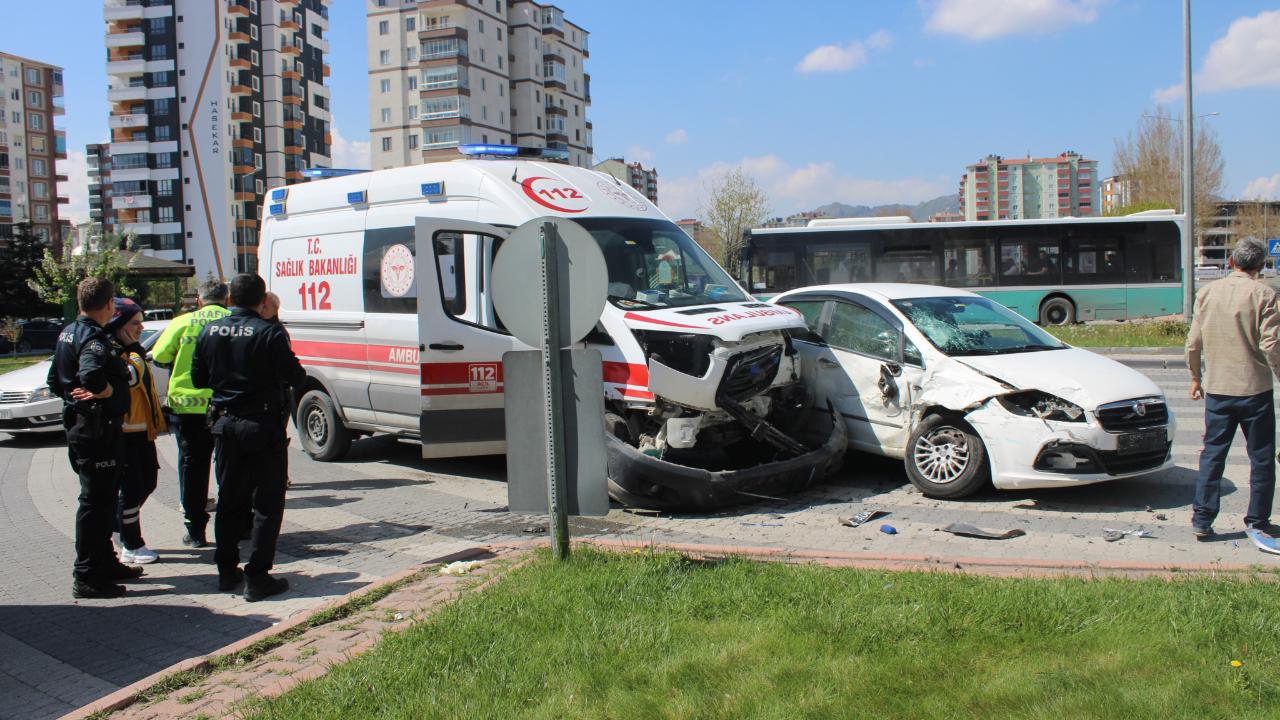 Hasta taşıyan ambulansla otomobil çarpıştı