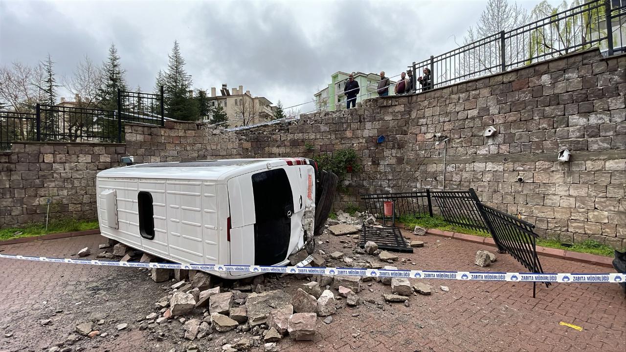 Kayseri’de minibüs 6 metre yükseklikten devrildi
