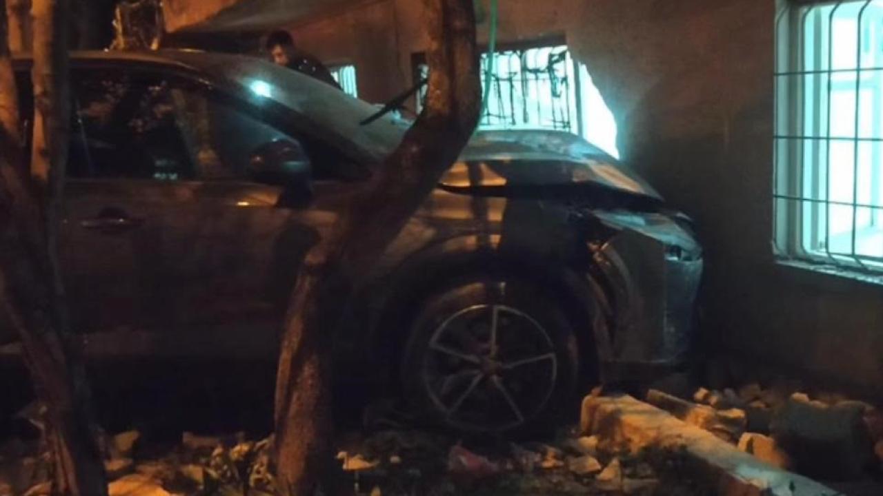 Kontrolden çıkan otomobil bahçe duvarını yıkarak eve çarptı: 1 yaralı