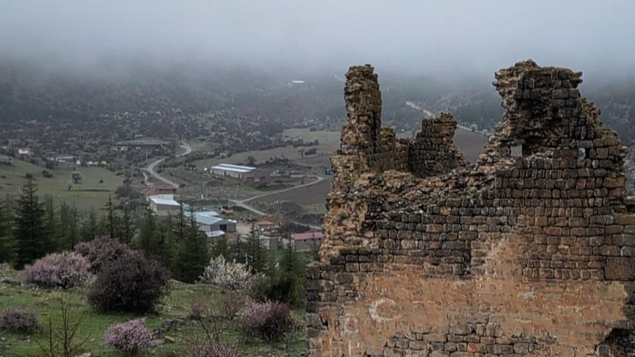 Yahyalı’da tarihi kale ve surları doğasıyla dikkat çekiyor