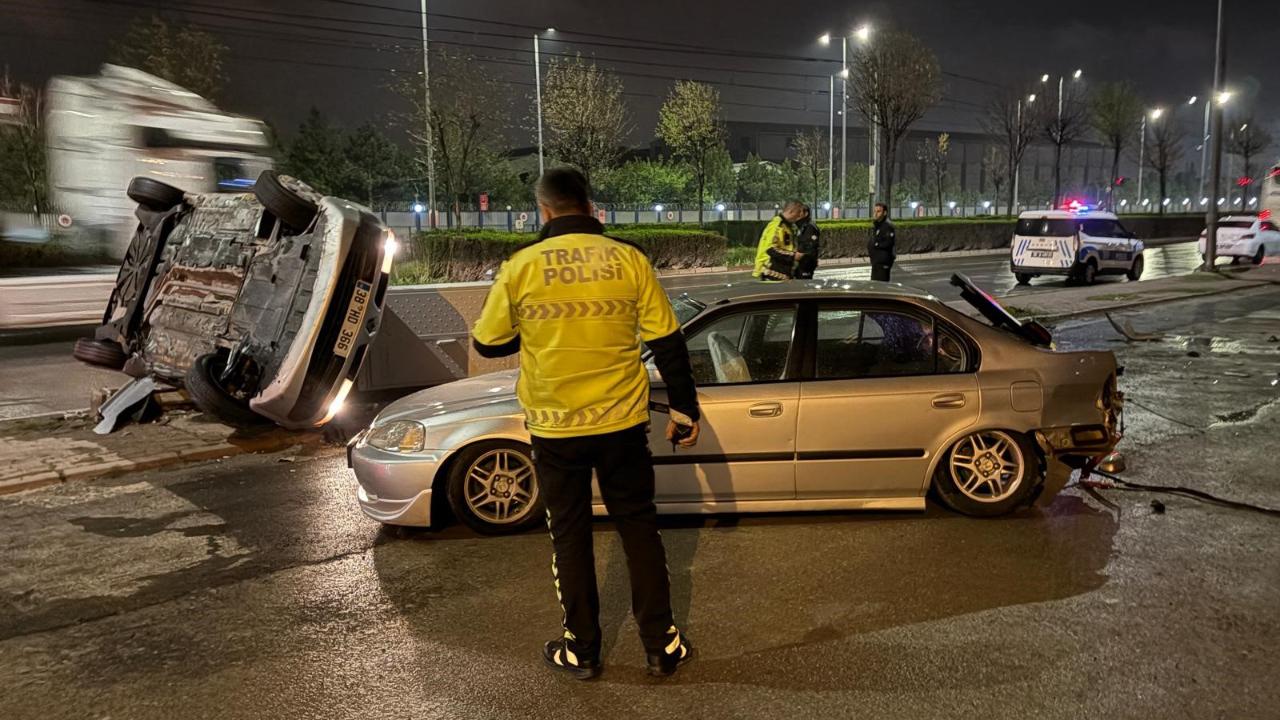 Araca çarpıp yan yattı: 2 yaralı
