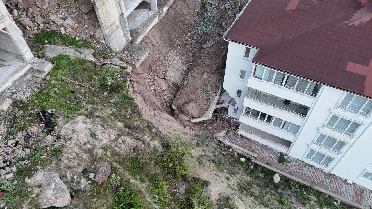 İstinat duvarı evlerin içine girdi!
