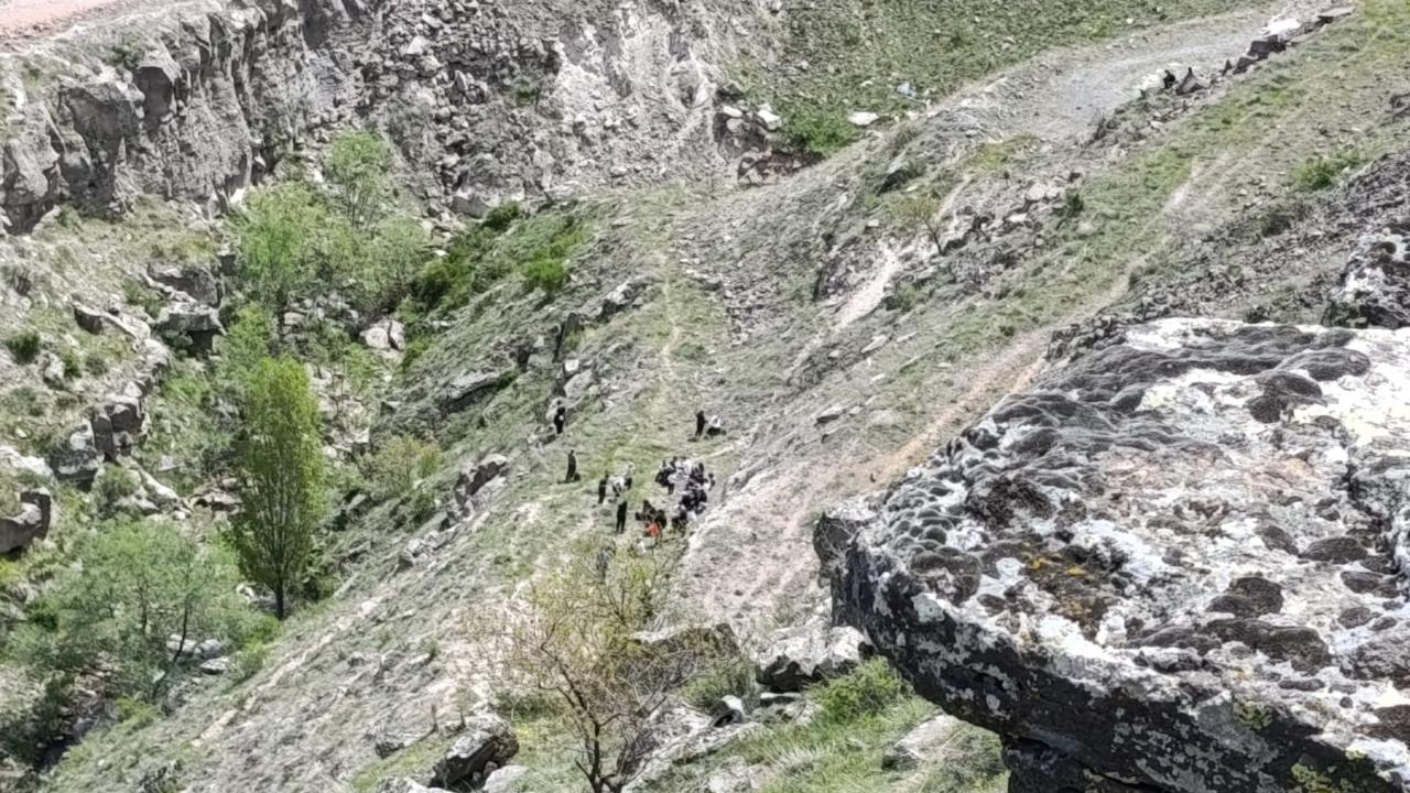 Viyadükte mahsur kalan genç kurtarıldı
